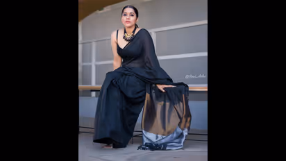 బ్లాక్‌ శారీలో ఆటంబాంబ్‌లా పేలిన యాంకర్‌ రష్మి అందాలు.. స్లీవ్‌లెస్‌ బ్లౌజ్‌లో మైండ్‌ బ్లాక్‌ చేసే పోజులు..