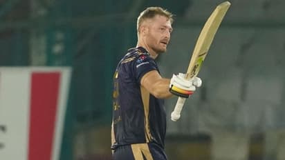 பழைய பன்னீர்செல்வமாக மாறி அடி பிரித்து மேய்ந்து சதமடித்து தனி ஒருவனாக குவெட்டா அணியை காப்பாற்றிய கப்டில்