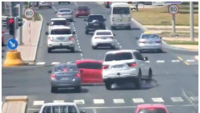 ശ്രദ്ധ റോഡിലല്ലെങ്കില്‍ ഇങ്ങനെയൊക്കെ സംഭവിക്കും; വീഡിയോ ദൃശ്യങ്ങള്‍ പുറത്തുവിട്ട് പൊലീസ്