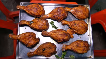 'കുട്ടികള്ക്കുള്ള ചിക്കനില് കാലുകളും നല്ല കഷ്ണങ്ങളും അധ്യാപകര് ചൂണ്ടുന്നു'; രോഷാകുലരായി മാതാപിതാക്കള്