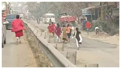 ട്രാഫിക് ജാം കാരണം റോഡ് ബ്ലോക്കായി, പരീക്ഷക്ക് കൃത്യസമയത്തെത്താൻ വാഹനമുപേക്ഷിച്ച് ഓടി പെൺകുട്ടികൾ