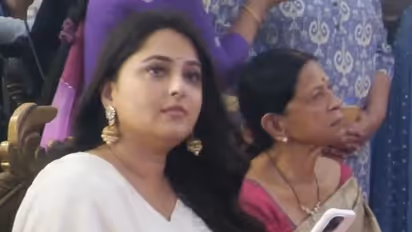 எக்கச்சக்கமா வெயிட் போட்டு... ஆளே அடையாளம் தெரியாமல் மாறிய அனுஷ்கா! லேட்டஸ்ட் போட்டோவால் ஷாக்கான ரசிகர்கள்!