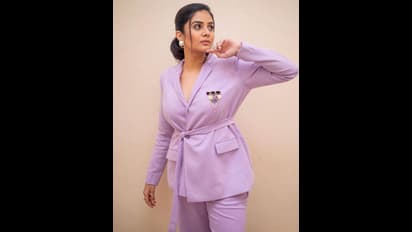 మత్తు చూపుల్తో మైకంలో ముంచేస్తున్న శ్రీముఖి.. అదిరిపోయే స్టిల్స్ తో కట్టిపడేస్తున్న యంగ్ బ్యూటీ..