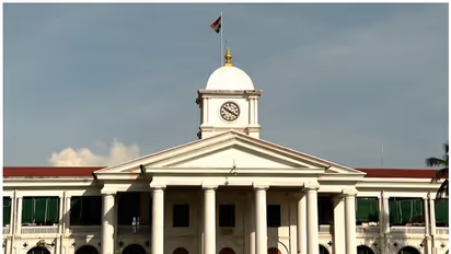 ധനഞെരുക്കം മറികടക്കാൻ കടമെടുപ്പ്; 2000 കോടി കടമെടുത്ത് ഒരു മാസത്തെ പെൻഷന്‍ വിതരണം