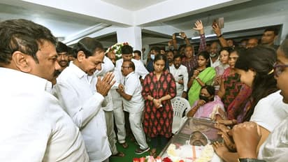 జీ సాయన్న భౌతికకాయానికి నివాళులర్పించిన సీఎం కేసీఆర్