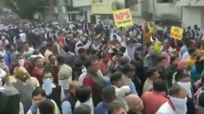 ఓల్డ్ పెన్షన్ స్కీమ్ కోసం ప్రభుత్వ ఉద్యోగుల నిరసనలు.. జల ఫిరంగులు, టియర్ గ్యాస్ ప్రయోగించిన పోలీసులు