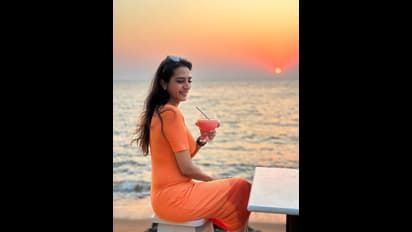 బీచ్ లో అలా కనిపించి షాక్ ఇచ్చిన సురేఖా వాణి ...  తప్పు చేస్తున్నారు మళ్ళీ పెళ్లి చేసుకోండంటున్న జనాలు!