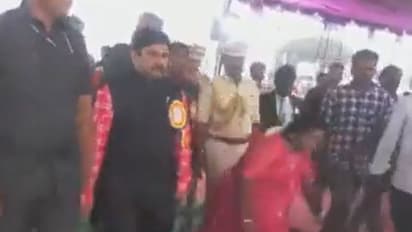 కాలు జారి కింద పడిన తెలంగాణ గవర్నర్ తమిళి సై.. ఈ ఘటనపై ఆమె ఏమని కామెంట్ చేశారంటే..?