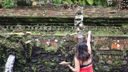 வெளிநாட்டில் உள்ள புனித குளத்தில்... நீராடிய அமலாபால்! வைரலாகும் சிவராத்திரி ஸ்பெஷல் புகைப்படங்கள்.!