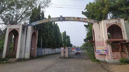 రిజర్వేషన్ల చిచ్చు: ఉట్నూరు ఐటీడీఏ వద్ద ఉద్రిక్తత, రాళ్లు విసిరిన ఆందోళనకారులు