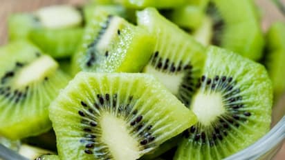 ഉയര്ന്ന രക്തസമ്മര്ദ്ദത്തെ നിയന്ത്രിക്കാന് കിവി; അറിയാം മറ്റ് ഗുണങ്ങള്...