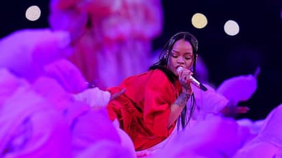 എട്ട് കോടി രൂപയുടെ മോതിരം അണിഞ്ഞ് റിഹാന; ജസ്റ്റിസ് ഫോര് മ്യാന്മാറിന്റെ പ്രതിഷേധത്തിന് കാരണമെന്ത്?