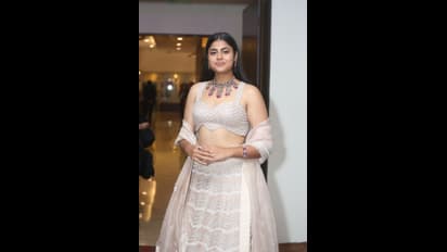 టాప్ అందాలతో మైమరిపిస్తున్న ‘జాతిరత్నాలు’ చిట్టి.. క్యూట్ స్మైల్ తో కుర్ర హృదయాలకు తీపిగాయం!