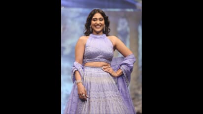 ర్యాంప్ పై కాక రేపిన రెజీనా.. చిరునవ్వులతో కుర్ర హృదయాల్లో అలజడి, కైపెక్కించేలా నిలువెత్తు అందాలు 