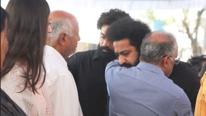 Taraka Ratna; ತಾರಕ ರತ್ನ ಅಂತಿಮ ದರ್ಶನ ಪಡೆದ ತೆಲುಗು ಸ್ಟಾರ್ಸ್, ಜೂ.ಎನ್ ಟಿ ಆರ್ ಭಾವುಕ 