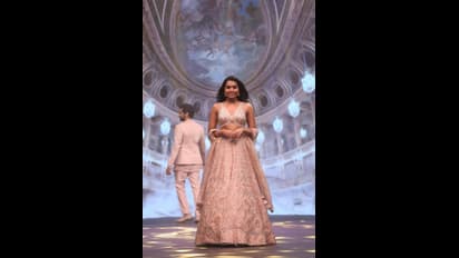 బిగువైన బ్లౌజ్‌లో హాట్‌ ట్రీట్‌ ఇచ్చిన శివాత్మిక రాజశేఖర్.. ర్యాంప్‌ పై వాక్‌ చేస్తూ పిచ్చెక్కించే పోజులు.. 