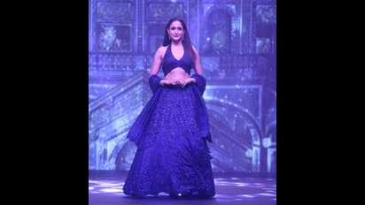 బ్లూ డ్రెస్‌లో జిగేల్‌మంటోన్న ప్రగ్యా అందాలు.. టాప్‌ షోతో ర్యాంప్‌పై కేకపెట్టిస్తున్న బాలయ్య భామ.. 