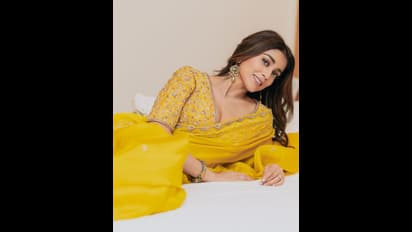 இதுக்கு புடவையை கழட்டி போட்டுட்டே போஸ் கொடுத்திருக்கலாம்..! ஸ்ரேயா சரணின் வெறித்தனமான கிளாமர் போட்டோஸ்!