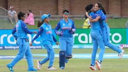 மகளிர் டி20 உலக கோப்பை: அயர்லாந்தை வீழ்த்தி அரையிறுதிக்கு முன்னேறியது இந்தியா