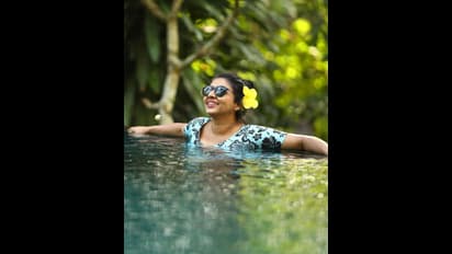 எதிர்நீச்சல் ரேணுகாவா இது? 45 வயதில்... டைட்டான நீச்சல் உடையில் கணவரோடு பந்தாவாக போஸ் கொடுத்த டிடி-யின் சகோதரி