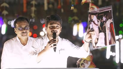 இரு பெண்கள் செருப்பிற்கு பாலிஷ் போட்ட பிரஷ்தான் எடப்பாடியின் மீசை.. அதிமுகவை இறங்கி அடிக்கும் உதயநிதி..!