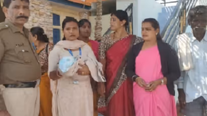 Mandya: ಕಸದ ರಾಶಿ ಪಕ್ಕದಲ್ಲಿ ನವಜಾತ ಶಿಶು ಬಿಟ್ಟು ಹೋದ ತಾಯಿ: ಮಗು ವಶಕ್ಕೆ ಪಡೆದ ಮಕ್ಕಳ‌ ಕಲ್ಯಾಣ ಇಲಾಖೆ 