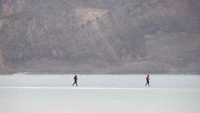 Ladakh Pangong lake Marathon: லடாக் கின்னஸ் உலக சாதனை |உறை பனி ஏரியில் மாரத்தான் ஓட்டம் நடத்தி மைல்கல்