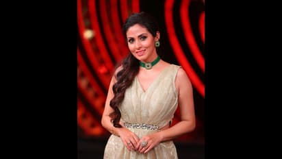 స్లీవ్‌లెస్‌ గౌనులో సీనియర్‌ పాప కిర్రాక్‌ పోజులు.. సదా నవ యవ్వనపు అందాలు అదరహో..