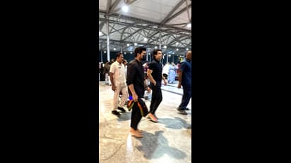 ஐயப்பனுக்கு மாலையை போட்டு... ஆஸ்கர் விருது விழாவுக்காக அமெரிக்காவுக்கு கிளம்பிய ராம்சரண் - வைரலாகும் போட்டோஸ்