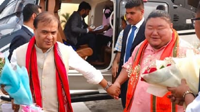 ನನ್ ಹೆಂಡ್ತಿನೂ ಹೀಗೆ ಕೈ ಹಿಡಿದಿಲ್ಲ ಎಂದ ಗಾಯಕ: ಬನ್ನಿ ಕೈ ಹಿಡಿದು ಕಮಲ ಮುಡಿಸುವೆ ಎಂದ ಸಚಿವ