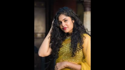 నిలువెత్తు అందంతో అట్రాక్ట్ చేస్తున్న ఫరియా.. చిట్టి పోజులకు కుర్రాళ్ల గుండెలు చిత్తే!