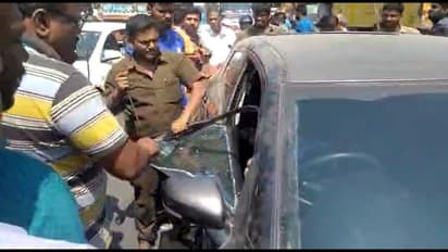 கோவையில் காருக்குள் ஒய்யாரமாக தூங்கிய போதை ஆசாமி; கண்ணாடியை உடைத்து பாடம் புகட்டிய மக்கள்