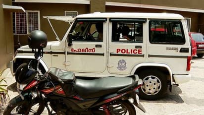 കൊല്ലത്ത് ക്ഷേത്രം കുത്തിത്തുറന്ന് വിഗ്രഹത്തില്‍ ചാര്‍ത്തിയ സ്വര്‍ണാഭരണങ്ങള്‍ മോഷ്ടിച്ചു