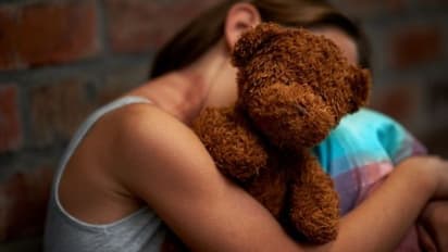 மொபைல் போனுக்கு ஆசைப்பட்டு.. 4 காம கொடூரர்களால் சீரழிந்த பள்ளி மாணவியின் வாழ்க்கை!! அதிர்ச்சி சம்பவம்