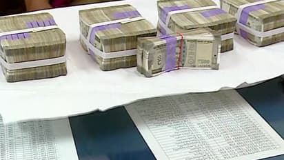 പൊതിഞ്ഞുകെട്ടിയ നിലയിൽ അഞ്ഞൂറിന്റെ നോട്ടുകെട്ടുകൾ, കോട്ടയത്ത് ട്രെയിനിന്റെ എസി കോച്ചിൽ പിടിച്ചത് 21 ലക്ഷം