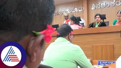 ದಾವಣಗೆರೆ ಪಾಲಿಕೆ ಬಜೆಟ್: ಕಿವಿಯಲ್ಲಿ ದಾಸವಾಳ ಇಟ್ಟುಕೊಂಡು ಬಂದ ಕಾಂಗ್ರೆಸ್ ಸದಸ್ಯರು!