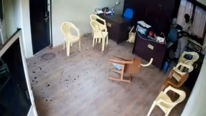 గన్నవరం టీడీపీ కార్యాలయంలో కానిస్టేబుల్ చేతివాటం?.. సోషల్ మీడియాలో వీడియో వైరల్.. 