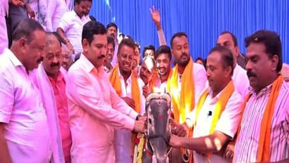 ಮಂಡ್ಯದಲ್ಲಿ ವಿಜಯೇಂದ್ರಗೆ ಅದ್ಧೂರಿ ಸ್ವಾಗತ: ಹಳ್ಳಿಕಾರ್ ತಳಿ ಹೋರಿ ಗಿಫ್ಟ್ ಕೊಟ್ಟ ಅಭಿಮಾನಿ