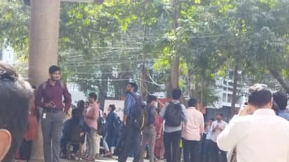 சென்னையில் திடீர் நிலநடுக்கம்? அலுவலகத்தில் இருந்து அலறியடித்து வெளியேறிய ஊழியர்கள்.. சாலையில் தஞ்சம்.!