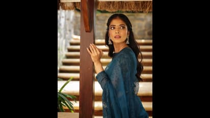 చీరలో అందాలు బంధించిన మల్లు బ్యూటీ.. ట్రెడిషనల్‌ లుక్‌లో కట్టిపడేస్తున్న మాళవిక..ఆ స్మైల్‌కి పడిపోవాల్సిందే! 