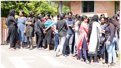 ഹോസ്റ്റൽ സമയം മാറ്റണം, ശുചിമുറികളുടെ ശോച്യാവസ്ഥ; മൂന്നാര് എഞ്ചിനിയറിംഗ് കോളജില് പെണ്കുട്ടികളുടെ പ്രതിഷേധം