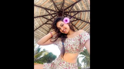 పొట్టి నిక్కర్‌లో థండర్‌  థైస్‌ తో దీపికా పిల్లి రచ్చ.. బీచ్ లో ఇసుక పూసుకుని కవ్వింపులకు దిగిన హాట్‌ యాంకర్‌