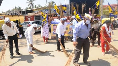 ಚಿಕ್ಕಮಗಳೂರು: ಪರಕೆಯಲ್ಲಿ ಗುಡಿಸುವ ಮೂಲಕ ಭ್ರಷ್ಟ ಮುಕ್ತ ಆಡಳಿತಕ್ಕೆ ಎಎಪಿ ಚಾಲನೆ