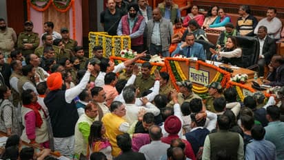 ఎంసీడీ‌లో అర్దరాత్రి రచ్చ రచ్చ.. గాల్లోకి బాటిల్స్, బ్యాలెట్ బాక్సులు.. స్టాండింగ్ కమిటీ ఎన్నికలో గందరగోళం..