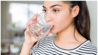 శరీరానికి అవసరమని అతిగా నీళ్లను తాగుతున్నారా.... అయితే ఈ ప్రమాదంలో పడ్డట్టే!
