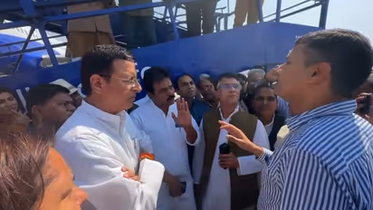 പവൻ ഖേരയെ വിമാനത്തിൽ നിന്ന് ഇറക്കി വിട്ടു; കസ്റ്റഡിയിലെടുക്കാൻ ശ്രമമെന്ന് കോൺഗ്രസ്, റൺവേയിൽ പ്രതിഷേധം