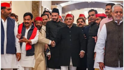 ബജറ്റ് സമ്മേളനത്തിനെത്തിയത് കറുത്ത ഷെർവാണി ധരിച്ച്; കാരണം വെളിപ്പെടുത്തി അഖിലേഷ് യാദവ്