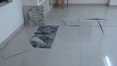 தாலுகா அலுவலகத்தில் அதிக சத்தத்துடன்  பெயர்ந்த டைல்ஸ்; அலறியடித்து ஓடிய ஊழியர்கள்