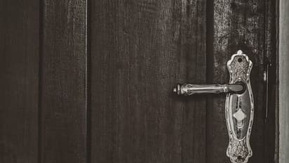 Gurugram: கொரோனா அச்சத்தால் 3 ஆண்டுகளாக வீட்டுக்குள் முடங்கிய தாய், மகன் மீட்பு