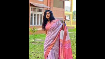 చీరకట్టులో మెరిసిపోతున్న తెలుగు అందం.. క్యూట్ స్మైల్ తో కట్టిపడేస్తున్న ఈషా రెబ్బా!